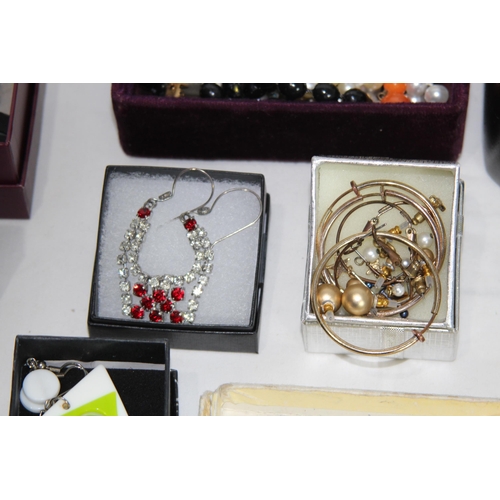 471 - LARGE QUANTITY OF COSTUME JEWELLERY