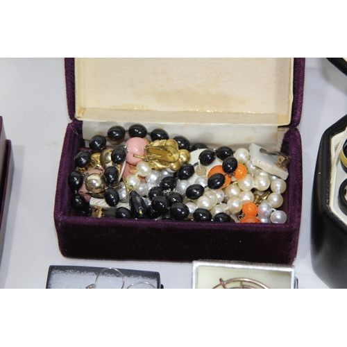 471 - LARGE QUANTITY OF COSTUME JEWELLERY