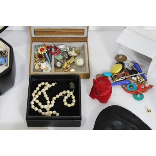 471 - LARGE QUANTITY OF COSTUME JEWELLERY