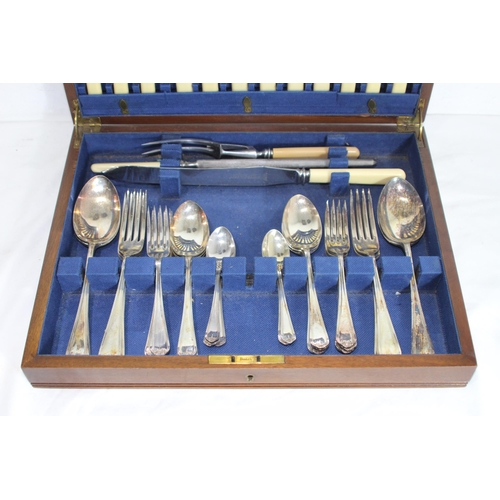 481 - BOXED CUTLERY SET