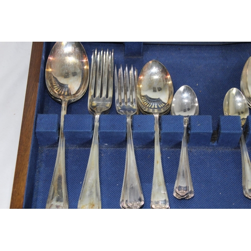 481 - BOXED CUTLERY SET