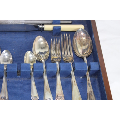 481 - BOXED CUTLERY SET