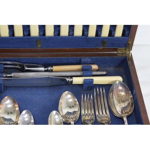 481 - BOXED CUTLERY SET