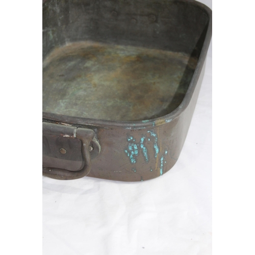 483 - LARGE VINTAGE  COPPER ROASTING DISH 
50 X 13 X 35CM