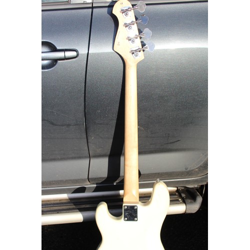 609 - REDWOOD BASS GUITAR AND FENDER AMP