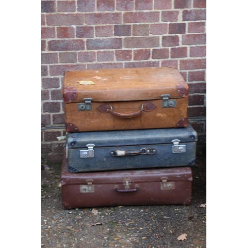 98 - 7 X VINTAGE LEATHER SUITCASES
40 X 54CM