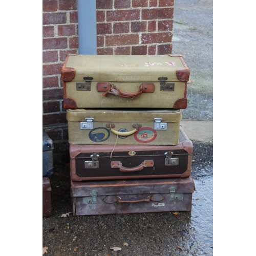 98 - 7 X VINTAGE LEATHER SUITCASES
40 X 54CM