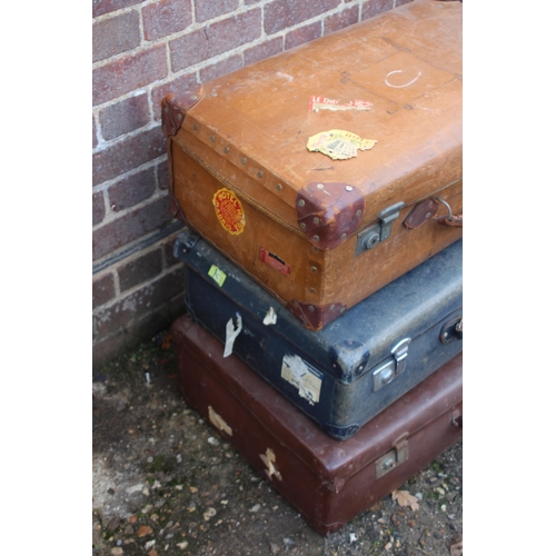 98 - 7 X VINTAGE LEATHER SUITCASES
40 X 54CM