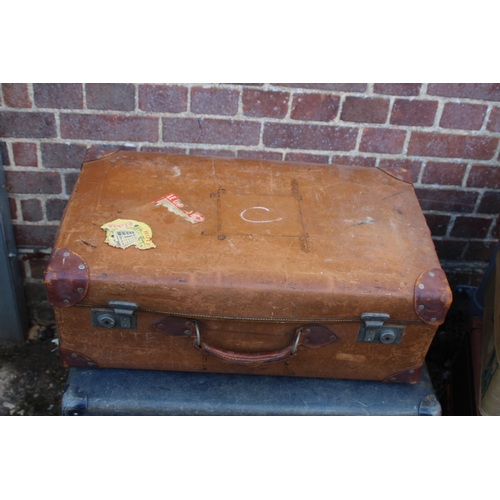 98 - 7 X VINTAGE LEATHER SUITCASES
40 X 54CM