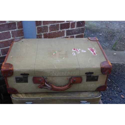 98 - 7 X VINTAGE LEATHER SUITCASES
40 X 54CM