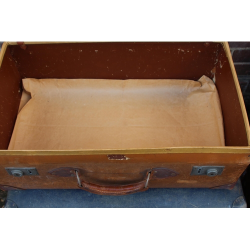 98 - 7 X VINTAGE LEATHER SUITCASES
40 X 54CM