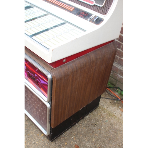 643 - VINTAGE WURLITZER JUKE BOX   
88 X 64 X 112CM