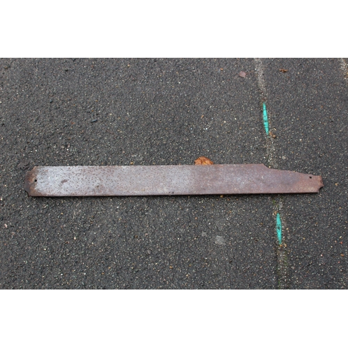 900 - VINTAGE CAST IRON CHOBHAM ROAD, ROAD SIGN
109CM