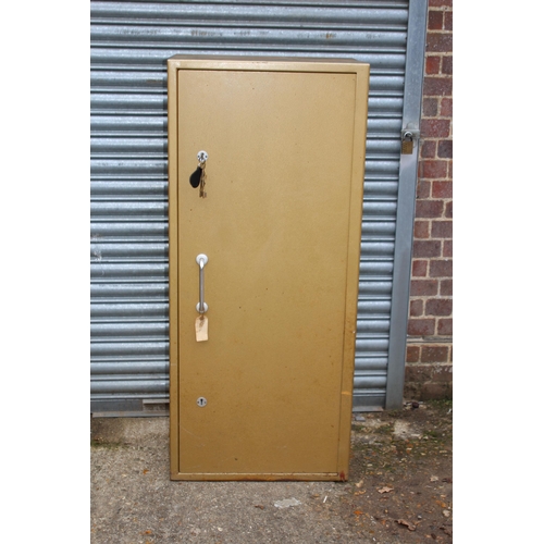 122 - VINTAGE GUN SAFE  WITH KEYS
60 X 42 X 137CM