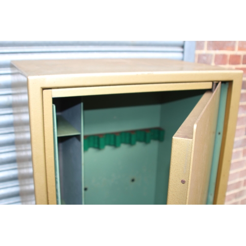 122 - VINTAGE GUN SAFE  WITH KEYS
60 X 42 X 137CM