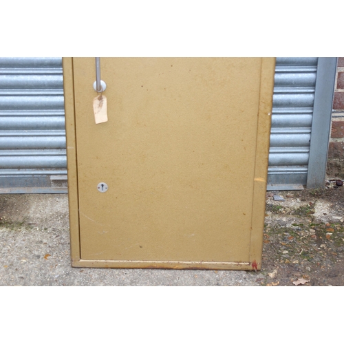 122 - VINTAGE GUN SAFE  WITH KEYS
60 X 42 X 137CM