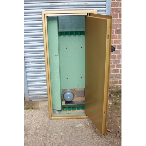 122 - VINTAGE GUN SAFE  WITH KEYS
60 X 42 X 137CM