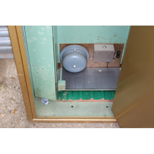 122 - VINTAGE GUN SAFE  WITH KEYS
60 X 42 X 137CM