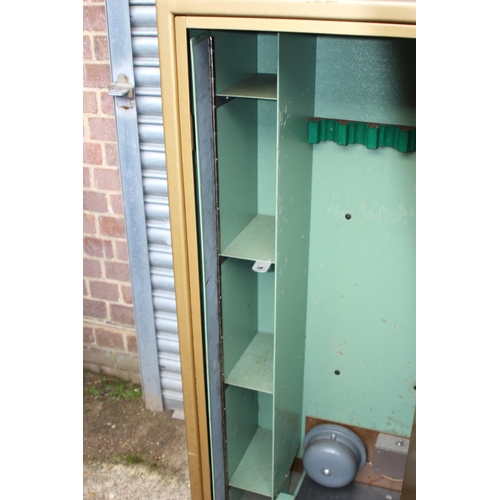 122 - VINTAGE GUN SAFE  WITH KEYS
60 X 42 X 137CM