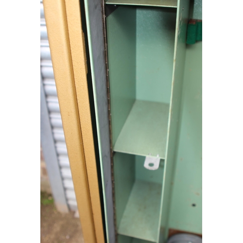 122 - VINTAGE GUN SAFE  WITH KEYS
60 X 42 X 137CM