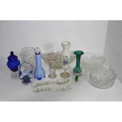 277 - BOX OF GLASSWARE