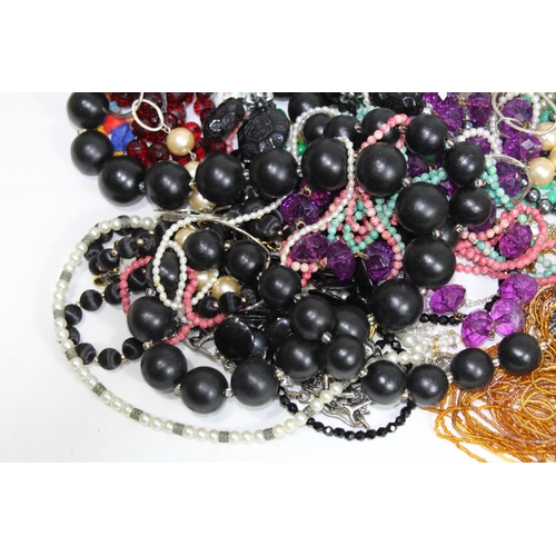 498 - QUANTITY OF COSTUME JEWELLERY