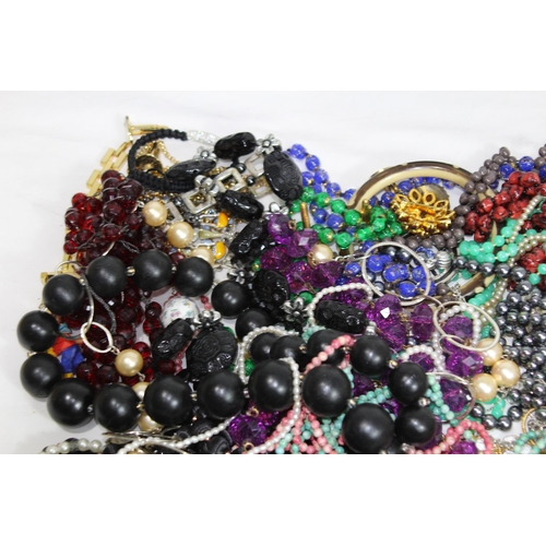 498 - QUANTITY OF COSTUME JEWELLERY