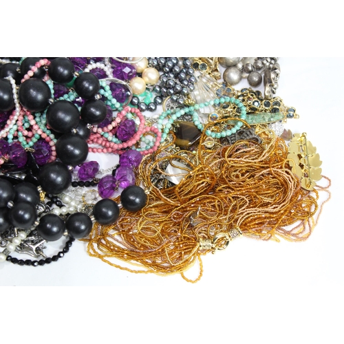 498 - QUANTITY OF COSTUME JEWELLERY