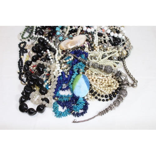 499 - QUANTITY OF COSTUME JEWELLERY