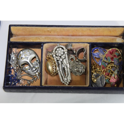 500 - QUANTITY OF COSTUME JEWELLERY AND ANTIQUE JEWELLERY BOX