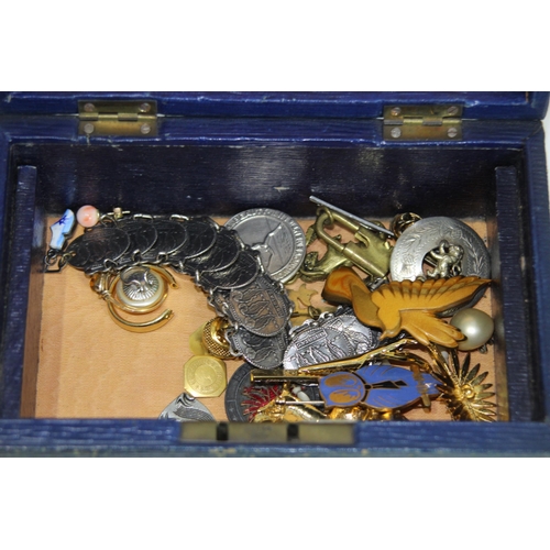 500 - QUANTITY OF COSTUME JEWELLERY AND ANTIQUE JEWELLERY BOX