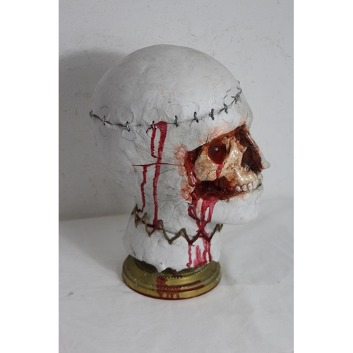 516 - HORROR HEAD SCULPTURE 
32 X 23CM