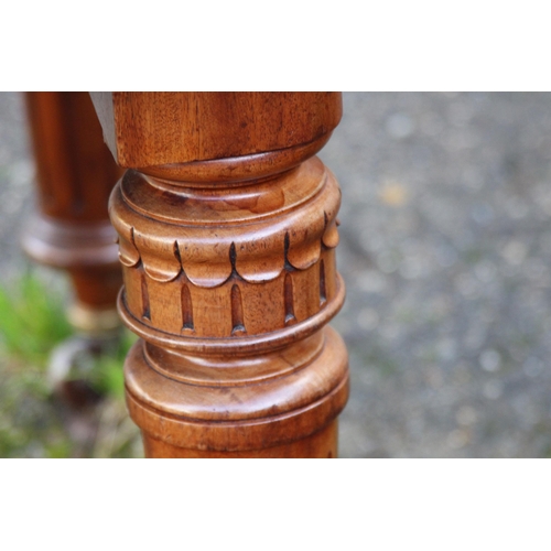 107 - ANTIQUE EDWARDIAN WIND OUT TABLE WITH TWO LEAVES
AND WINDER
145 X 120 X 74CM WITH BOTH LEAVES 236CM