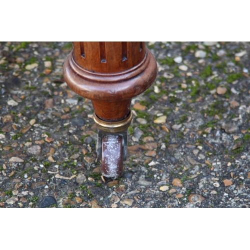 107 - ANTIQUE EDWARDIAN WIND OUT TABLE WITH TWO LEAVES
AND WINDER
145 X 120 X 74CM WITH BOTH LEAVES 236CM