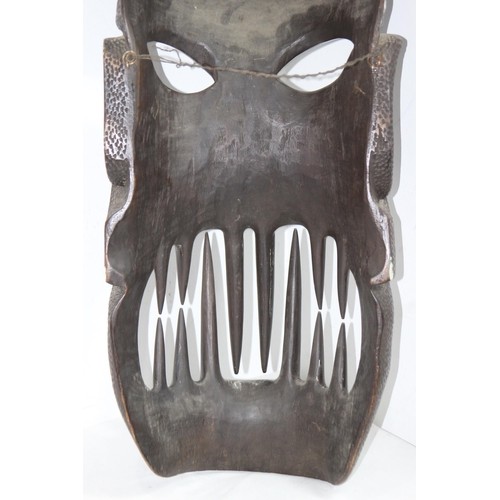 825 - LARGE ANTIQUE CARVED AFRICAN MASK
95CM