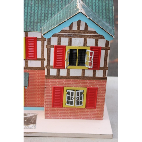 606 - VINTAGE DOLLS HOUSE 
64 X 45 X 50CM