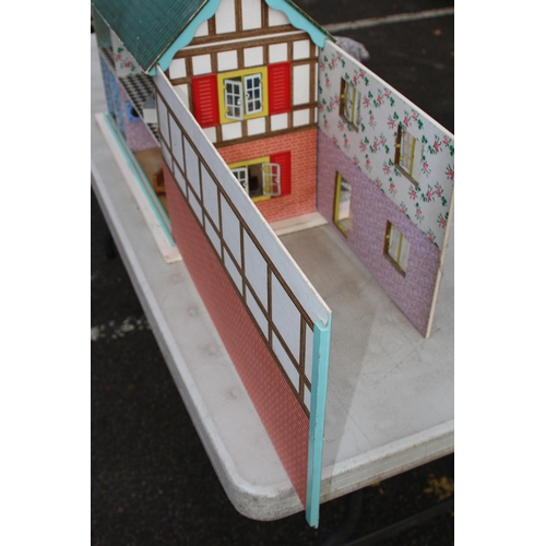 606 - VINTAGE DOLLS HOUSE 
64 X 45 X 50CM