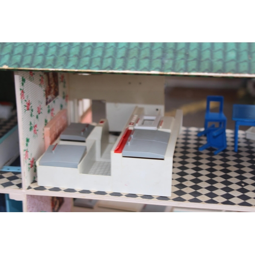 606 - VINTAGE DOLLS HOUSE 
64 X 45 X 50CM