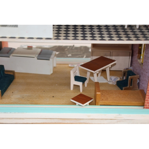 606 - VINTAGE DOLLS HOUSE 
64 X 45 X 50CM