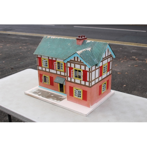 606 - VINTAGE DOLLS HOUSE 
64 X 45 X 50CM