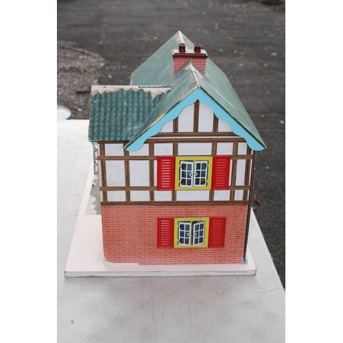 606 - VINTAGE DOLLS HOUSE 
64 X 45 X 50CM