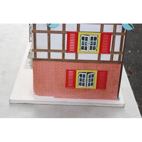 606 - VINTAGE DOLLS HOUSE 
64 X 45 X 50CM