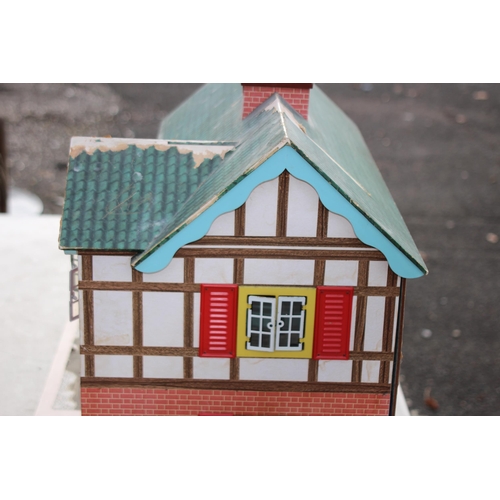 606 - VINTAGE DOLLS HOUSE 
64 X 45 X 50CM