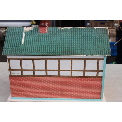 606 - VINTAGE DOLLS HOUSE 
64 X 45 X 50CM