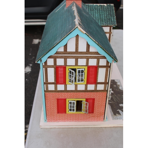 606 - VINTAGE DOLLS HOUSE 
64 X 45 X 50CM