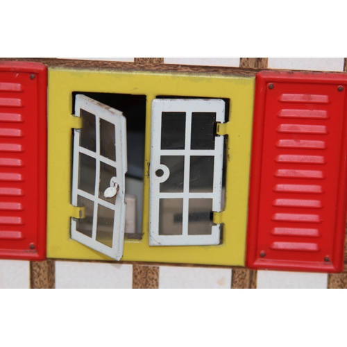 606 - VINTAGE DOLLS HOUSE 
64 X 45 X 50CM