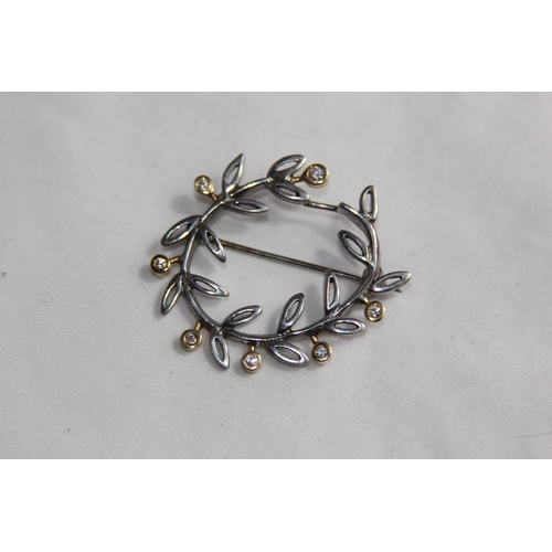 932 - 14CT GOLD AND SILVER BROOCH