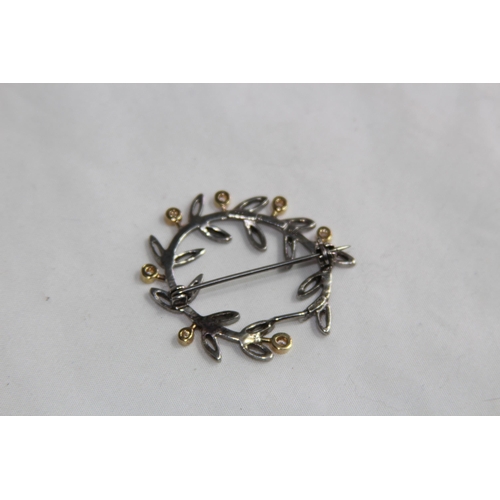 932 - 14CT GOLD AND SILVER BROOCH