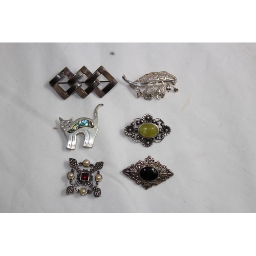 940 - SIX SILVER BROOCHES IN VARIOUS DESIGNS