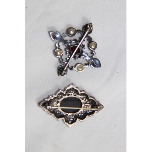 940 - SIX SILVER BROOCHES IN VARIOUS DESIGNS